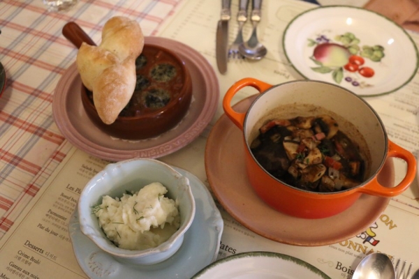 ▲ 에스카르고와 에삐 바게트(왼), 뵈프 부르기뇽(오)버커를 곁들인 프랑스식 감자 샐러드(아래)