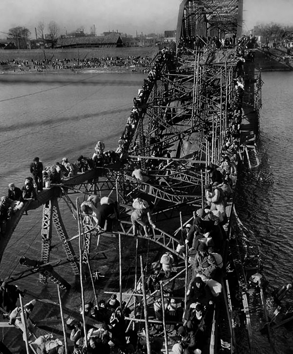맥스 데스포, 무너진 다리를 건너 탈출하는 피난민들, 1950