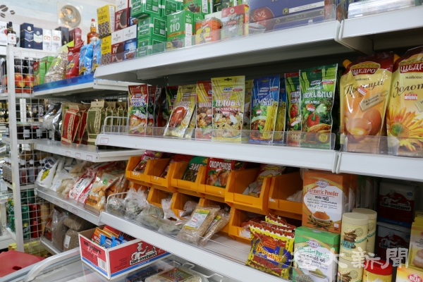 ▲ 들어간 가게의 식료품 코너엔 러시아 수입 제품들이 채워져 있다.
