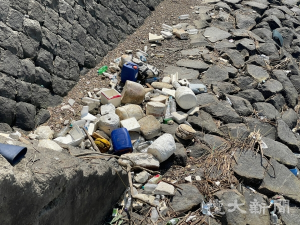 ▲ 쓰레기가 쌓인 해안의 모습이다.