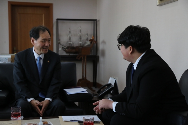 ▲본지 81기 신동길 편집장(오른쪽)이 총장실에서 김수복 총장과 인터뷰를 진행하고 있다.