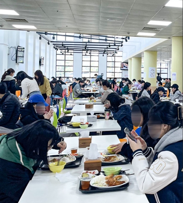 ▲ 한식 A코스 5500원, 특식 B·C코스 6000원의 메뉴를 운영하는 혜당관 학생식당에서 학생들이 점심을 먹고 있다.
