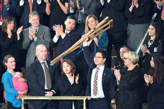 ▲ 지성호 의원이 ‘2018년 미국 대통령 국정 연설’에서 연설을 한 뒤 박수를 받고 있다.