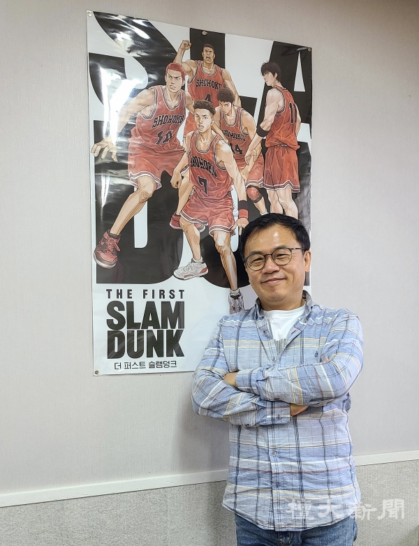 ▲ 강수진 성우가 대표 작품 중 하나인 인기 만화 `슬램덩크'의 포스터 앞에서 포즈를 취하고 있다.