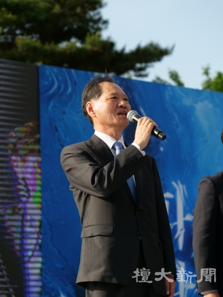 ▲ 김수복 총장이 무대에서 개회사를 전하고 있다.