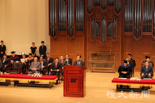 김수복 전임 총장이 이임사를 전달하고 있다.